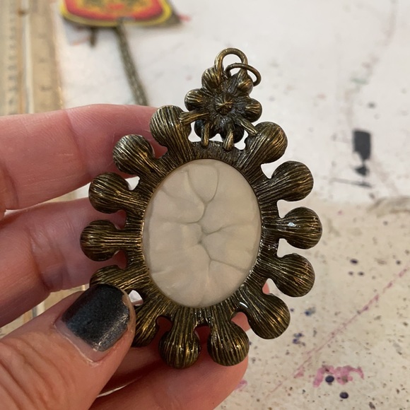 Bee 🐝 classic pendant necklace!! Frim studio of Brandi C. - Picture 4 of 6